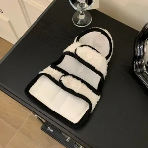 Vue détaillée du gilet polaire blanc pour animaux domestiques avec bordure noire et chats.