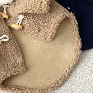 Vue détaillée du manteau chaud en polaire épaisse pour petits chiens avec boutons bascules.