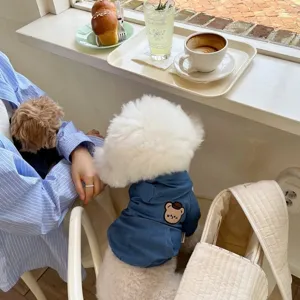 Bonita sudadera vaquera para perro con parche de oso, ropa cálida y elegante para mascotas pequeñas.