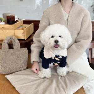 Manteau d'hiver chaud en polaire pour chien avec boutons, vêtement confortable pour chiot.