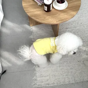 Simpatica felpa gialla con cappuccio per cani con stampa hug, comodo capo per piccoli cuccioli.