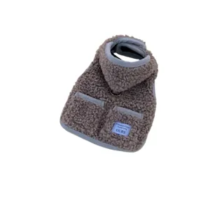 Confortable gilet chaud en polaire avec capuche pour petits chiens et chats en hiver froid.