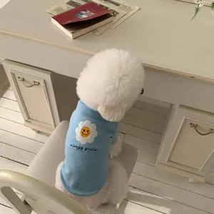Süßer blauer Hundepullover mit Gänseblümchen-Bestickung, warme Haustierkleidung für den Winter.