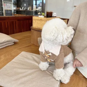 Beau manteau d'hiver en polaire chaude pour petits chiens et chats avec boutons duffle.