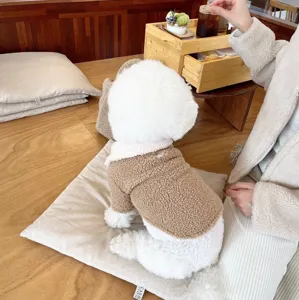 Manteau pour chien en polaire epaisse, vetement chaud d'hiver pour chiot avec col et texture douce.