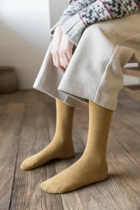 Winter thick fleece loop socks for women, solid color retro Japanese style mid-calf warm socks.