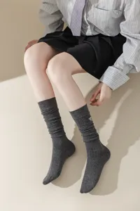 Chaussettes hautes grises côtelées pour femmes avec broderie abeille mode preppy.