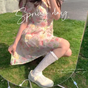 Dolci calze alte in pizzo Lolita giapponesi con scarpe Mary Jane per look carino e kawaii.