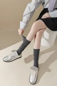 Chaussettes hautes côtelées grises pour femmes, belles jambières longues tricotées.