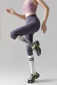 Λεπτομερής όψη επαγγελματικών αθλητικών καλτσών γιόγκα συμπίεσης για γυναίκες fitness.