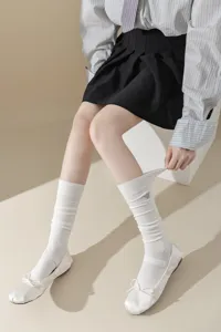 Chaussettes slouch blanches côtelées avec broderie abeille, chaussettes genou pour femmes.