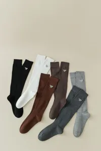 Chaussettes hautes côturées avec broderie abeille, bas longs en coton doux et élégants.