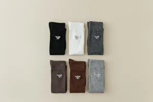 Chaussettes hautes côtelées ornées d'une délicate broderie d'abeille argentée en six coloris.