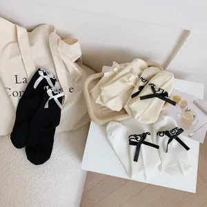 Chaussettes style Lolita japonaise mignonnes avec élégants nœuds en satin noir et blanc.