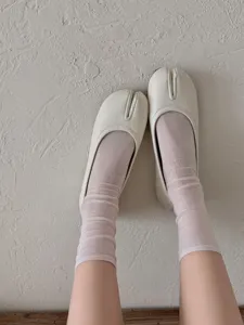 Comfortable solid color split-toe socks, breathable thin mid-calf socks for daily wear.