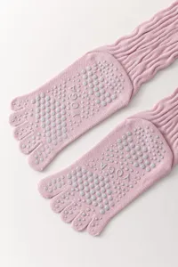Calzini yoga a cinque dita dettaglio, suola rosa antiscivolo con puntini, tessuto traspirante.