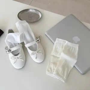 Damen weiße Mary Jane Schuhe mit Socken und Stulpen Set, stilvolle Sommer Freizeitschuhe.