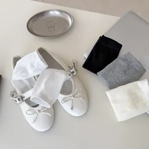 Detailansicht von atmungsaktiven Damen Steigbügelsocken kombiniert mit weißen Schuhen.