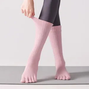 Calzini da yoga rosa a cinque dita da donna, antiscivolo per pilates e fitness sport.
