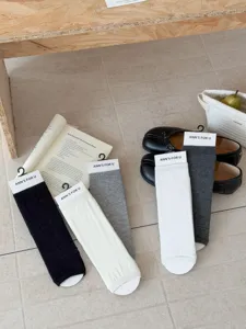 Einfarbige kurze Steigbügelsocken und Beinstulpen für Damen, bequem und atmungsaktiv.