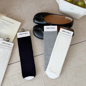 Bequeme einfarbige kurze Steigbügelsocken für Damen, atmungsaktive Sommersocken aus Baumwolle.