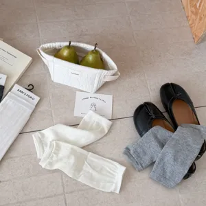 Detailansicht von sommerlichen dünnen atmungsaktiven einfarbigen fußlosen Stulpen und Socken.