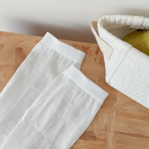 Einfarbige weiße kurze Stegstrümpfe, atmungsaktive dünne Sommer Strick Beinstulpen Detail.