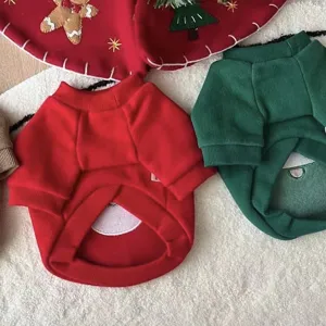 Vue détaillée du pull d'hiver en polaire pour animal, vêtement de Noël chaud.