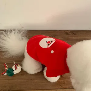 Λεπτομερής λήψη κόκκινου χριστουγεννιάτικου φούτερ κατοικίδιων με χαριτωμένο κέντημα Άγιου Βασίλη.
