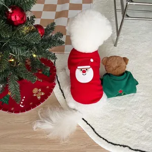 Vue détaillée d'un sweat-shirt de Noël mignon pour petits chiens avec broderie festive.