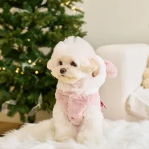 Détail de manteau d'hiver en polaire pour animaux, vêtement rose et blanc doux pour petits chiens.