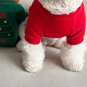 Detail gros plan petit chien portant pull polaire rouge chaud vetement animal de compagnie