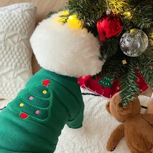 Vue détaillée du sweat de Noël mignon pour animaux de compagnie avec arbre brodé pour petits chiens.