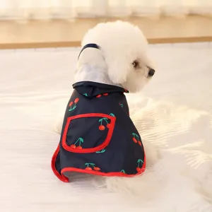 Joli imperméable pour chien avec motif cerise et poche, vêtement chiot imperméable détail.