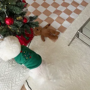 Vue de détail d'un sweat de Noël confortable pour petits chiens avec un joli sapin brodé.