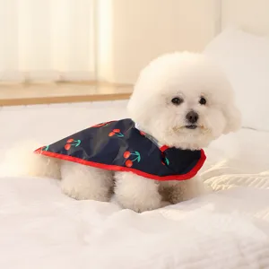 Vue détaillée d'un adorable imperméable pour chien imprimé cerise, tissu anti-éclaboussure.