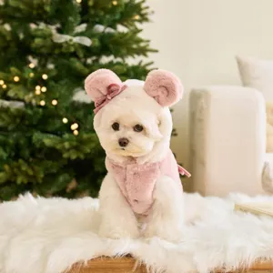 Gilet pour animal de compagnie rose avec capuche oreilles d'ours, detail vetement hiver chaud chien.