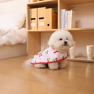 Mignon imperméable à motif de cerise pour petits chiens, vêtement extérieur imperméable.