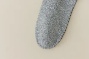 Détail de chaussette en tricot côtelé gris, gros plan texture douce coton au quotidien.
