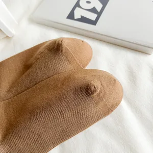 Λεπτομερης απεικονιση μονοχρωμων καφε καλτσων πλεκτης ραβδωτης υφης, με μαλακο υλικο.