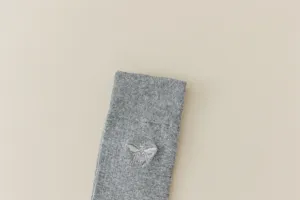 Chaussettes hautes cotees grises avec detail de broderie d abeille delicate pour femmes