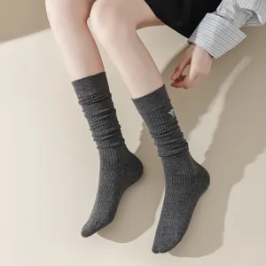 Chaussettes hautes grises côtelées pour femmes avec broderie abeille blanche mignonne.