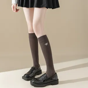 Chaussettes hautes marron pour femmes avec broderie abeille mignonne bas longs côtelés