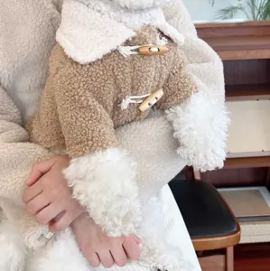 Manteau d'hiver chaud en polaire pour petit chien chat, vêtement douillet avec boutons duffel.