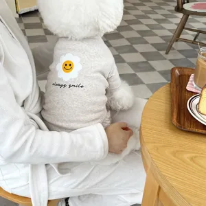 Gemütliches Fleece Hunde Sweatshirt mit süßem Sonnenblumen Gesicht für den Winter.