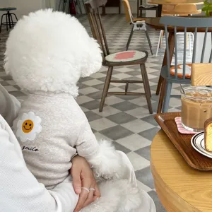 Gemütlicher Fleece Hundepullover mit süßem Gänseblümchen Smiley Print für kleine Hunde.