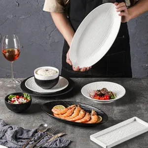 Vue détaillée du service de vaisselle en céramique mate avec des assiettes élégantes.