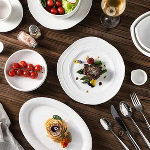 Vue détaillée de l'assiette en céramique mate blanche, surface texturée élégante.