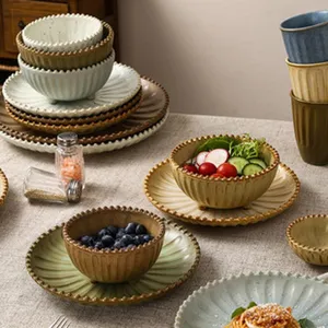 Ensemble de vaisselle en céramique avec bols et assiettes à bord perlé pour table