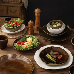 Set de vaisselle en céramique mate avec assiettes et bols de style rustique pour cuisine.